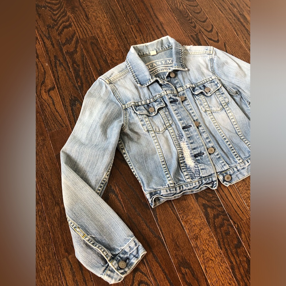 American Eagle Women’s M Blue/Gray Distressed Short Cotton Jean Jacket - EUC! - Picture 2 of 12